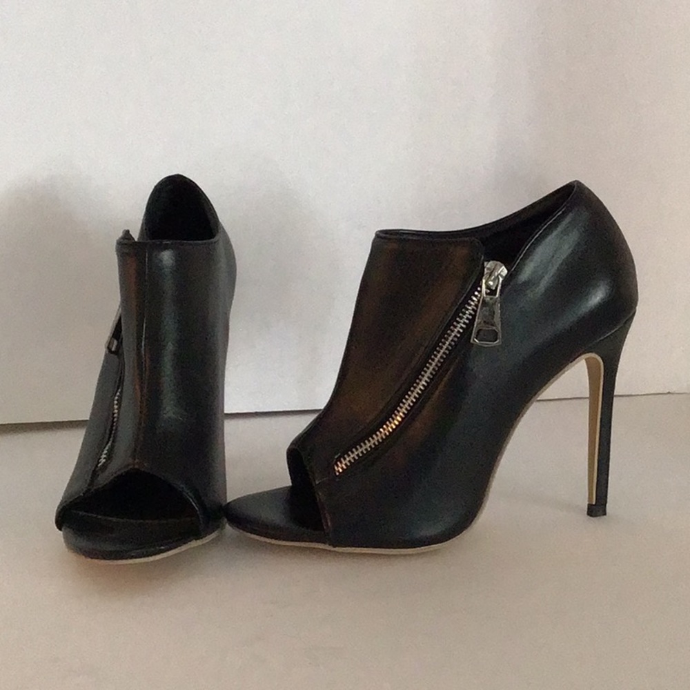 🔥🔥50% OFF LIST PRICE 🔥🔥.     UNKNOWN DESIGNER.        SHOE BOOTIES